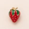 Gedetailleerde macro van een aardbei emaille hanger met gouden accenten en een ophanglusje - Ronde Aardbei Hanger (Zonder Ketting)
