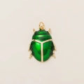 Detalle de un colgante de escarabajo verde con chapado en oro de 18K y esmalte - Colgante de Escarabajo Verde