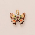 Detailaufnahme eines Schmetterlingsanhängers mit floraler Emaille und Goldöse - Nr.3 Schmetterling (Doppelseitiger Druck)