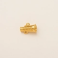 Detalle del colgante de megáfono bañado en oro de 18K con inscripción CHEER en blanco - Megáfono