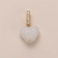 Detalle de colgante de corazón con enganche dorado y circonitas blancas micro-pavé - Blanco