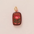 Detail eines rechteckigen Emaille-Anhängers mit rotem Hintergrund und rosa Blumenmotiven - Nr.11 Oval Blume (Doppelseitiger Druck)