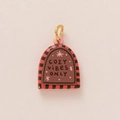 Detail eines Schmetterling-Herz-Anhängers mit Cozy Vibes Only Text und Gold-Metallhaken - Nr.12 Fenster (Doppelseitiger Druck)