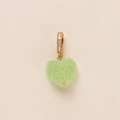 Primer plano detallado del colgante de corazón con textura de azúcar verde y broche de oro - Verde claro