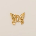 Detalle del colgante de mariposa bañado en oro de 18K con circonitas cúbicas brillantes - Colgante De Mariposa