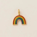 Macro di un ciondolo arcobaleno colorato in acciaio inossidabile placcato oro 18K per gioielli - Stile arcobaleno