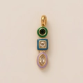 Vue macro du pendentif triple en or 18K avec détails en émail vert, bleu et violet - Pendentif en Zircone Multicolore