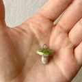 Detailaufnahme eines Miniatur Pilzanhängers mit grüner Kappe und weißem Stiel - Nr. 21 Grüner Pilz Anhänger Ohne Kette