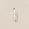 Dettaglio di un ciondolo con perla barocca bianca con perla e anello in metallo placcato oro 18K - Stile Perla Lunga