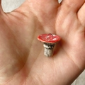 Mini-Pilzanhänger in Rot mit 18K Goldring, in der Hand zur Größendarstellung gezeigt - Nr. 7 Rot-Weißer Pilz Anhänger Ohne Kette