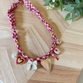Dettaglio della collana in tessuto a quadretti rossi con ciondoli a cuore e perle - Catena a Quadretti Rossi Solo (Senza Ciondolo)