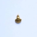 Detalle de colgante de concha dorada bañada en oro de 18K con textura radial - Concha Solo (Sin Cadena)