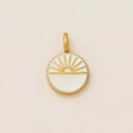 Colgante de acero inoxidable bañado en oro de 18K con esmalte blanco y motivo de sol - Colgante de Atardecer en el Océano