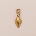 Vista macro de colgante de caracola en acero inoxidable chapado en oro 18K con cierre - Colgante de Caracola Plana Dorada