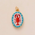 Detail van een ovale kreeft hanger met rood emaille, blauwe stippen en gouden frame - Alleen hanger (Zonder ketting) Kreeft