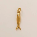 Vista detallada del colgante de pez bañado en oro 18K con textura de metal martillado - Colgante de Pececito Abstracto