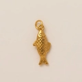 Primer plano del colgante de pez bañado en oro de 18K con textura de escamas y doble anilla - Colgante de Pez