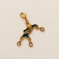 Nahaufnahme von Vintage 18k vergoldetem Meeres-Anhänger mit blauer Emaille und Kristallen - Blauer Wal Anhänger