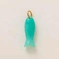 Dettaglio del ciondolo a forma di pesce turchese in resina con anello placcato in oro - Pesce Blu Chiaro / Azzurro