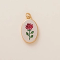 Dettaglio di un ciondolo ovale dorato vintage con rosa rossa e smalto fine - Ciondolo Rosa Rossa