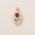 Colgante ovalado vintage con borde dorado y diseño de rosa roja sobre fondo crema - Colgante Floral Rojo