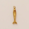 Dettaglio del ciondolo a forma di pesce placcato oro 18K con occhio rosso e scaglie - Pesce Coda Grande N. 8