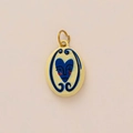 Détail de breloque ovale en céramique avec visage cœur bleu et anneau doré poli - Ovale Peint d'Art (Pendentif No.4)