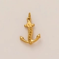 Dettaglio del ciondolo ad ancora placcato oro 18K con design di pesce nautico - Ancora N. 11