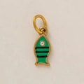Detalle del colgante cola de sirena dorado con esmalte verde y cristal brillante - Colgante de Pez Turquesa