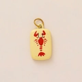 Détail d'un pendentif rectangulaire émaillé jaune avec homard rouge et crochet doré - Homard Carré