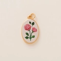 Colgante ovalado vintage con diseño de rosa rosa y acabado protector bañado en oro - Colgante de Rosa Rosa
