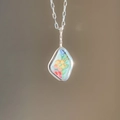 Artistieke porseleinen bloemenhanger met geometrisch 18K gouden frame en zilveren ketting - Driehoek Bloem