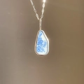 Handgemaakte zilveren druppelketting met blauwe bloemen keramische inleg - Rechthoekige Blauwe Bloem