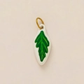 Witte druppelvormige hanger met groen bladmotief en 18K vergulde metalen lus - Lange Bladhanger (Dubbelzijdige Afdruk)