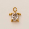 Detalle macro de un colgante de tortuga bañado en oro de 18K con gema ovalada incrustada - Colgante de Tortuga de Cristal