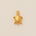 Detalle de un colgante de tortuga marina bañado en oro de 18K con textura de concha - Colgante de Tortuga Marina Solo (Sin Cadena)