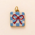 Colgante cuadrado con patrón de damero azul y blanco y lazo rojo central - Colgante de Lazo de Tablero
