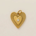 Colgante de corazón dorado con cristal central y texturas grabadas radiantes y finas - Colgante Amuleto de Amor