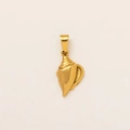 Gedetailleerd zicht op een gouden schelphanger met fijne spiraalstructuur en oogje - Gouden Wulk Stijl (18)