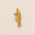 Macro di un ciondolo a forma di cavalluccio marino in acciaio inossidabile placcato oro 18K - Ciondolo Cavalluccio Marino Dorato