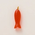 Vista macro di un ciondolo a forma di pesce arancione con texture a squame e anello dorato - Stile Pesce Rosso
