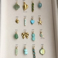 Colección de colgantes de acero inoxidable chapado en oro 18K con trébol y corazón - Colante Solo No. 70 Perla Redonda Blanca (Sin Cadena) / Blanco