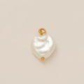 Pendente cuore di perla barocca con gancio placcato oro 18K su sfondo beige chiaro - Pendente a Cuore in Perla