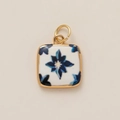 Detail van een vierkante vergulde keramische hanger met blauwe sterpatronen en ring - Hanger 29 Blauwe Bloem
