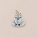 Detailansicht des handbemalten Keramik-Katzenanhängers mit blauen Details - Dickbauchkatze-5