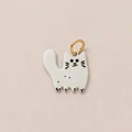 Detail eines minimalistischen Katzenanhängers aus Keramik mit goldenem Ring auf Rosa - Dickschwanzkatze-6