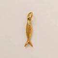 Dettaglio di un ciondolo a forma di pesce dorato con occhio in zircone e finitura opaca - Solo Pendente (Senza Catena) - Pesce Lunga