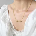 Collier en acier doré avec pendentif « My lady » porté sur un chemisier en dentelle - Or-My Lady-41+5cm