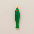 Détail du pendentif poisson vert avec œil en pierre orange et texture émaillée dorée - Poisson Vert