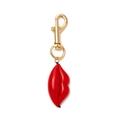 Nahaufnahme eines roten Lippenanhängers mit goldenem Karabinerhaken für Taschen - Red Lips Pendant